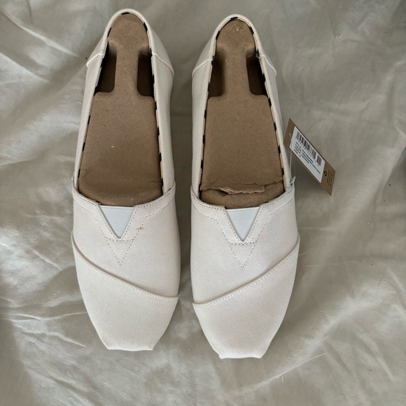 NWT men’s white slip-on Toms, size 11 - Picture 2 of 2